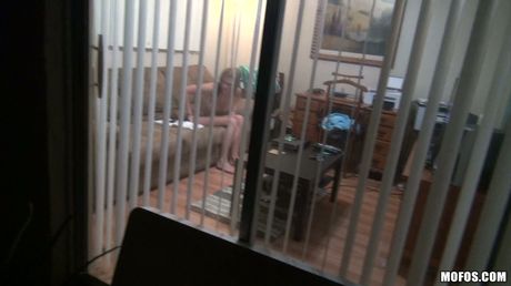 Lacey Leveah bliver nøgen på en stol før en vaginal knepper