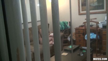 Lacey Leveah bliver nøgen på en stol før en vaginal knepper