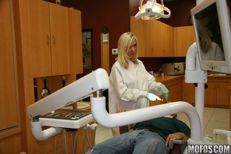 Blonde american beauty Britney Beth gets her twat stuffed in the kitchen