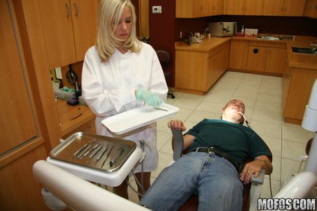 Blonde american beauty Britney Beth gets her twat stuffed in the kitchen