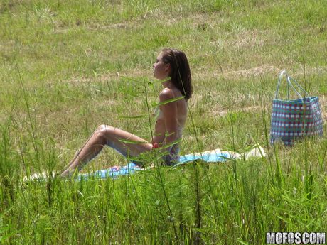 瘦削的美國美女 Riley Reid 在田野裡裸體，然後進行陰道性交