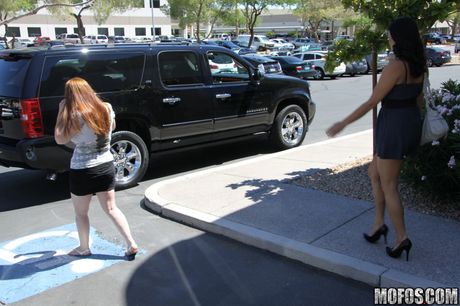 美しいアメリカ人、ベトナム人のブルネットのCece Stoneは、路上で猫を舐められ、ペニスに乗る