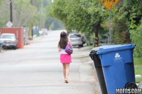 Sød amerikansk dukke Kelly Klass får sin twat fyldt med en stor pik udendørs