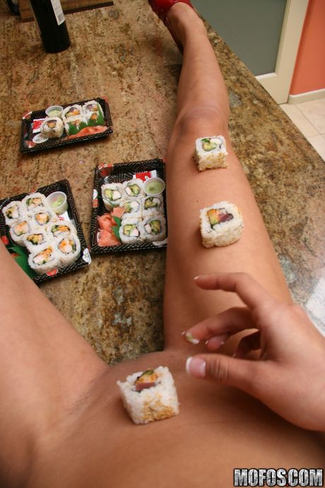 Sexet Latina Melanie Rios får sin fisse fyldt i køkkenet