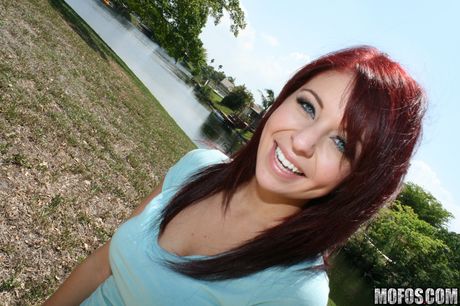 Vidunderlig amerikansk teenager Madelyn Monroe får sin fisse vædret udendørs