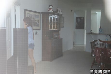 Smuk amerikansk rødhåret Madelyn Monroe har sex med en fyr på sofaen