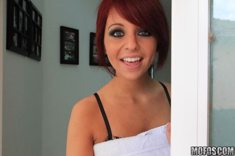 Smuk amerikansk rødhåret Madelyn Monroe har sex med en fyr på sofaen