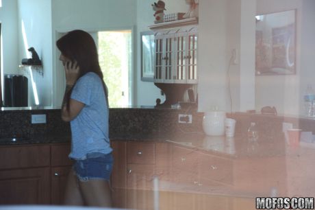 Smuk amerikansk rødhåret Madelyn Monroe har sex med en fyr på sofaen