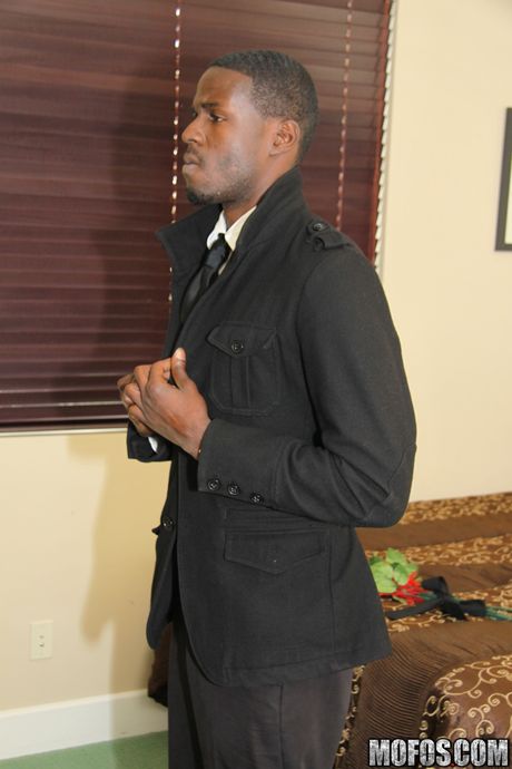 Blond amerikansk cougar Sindi Star får sin fisse spist ud og kneppet af en sort mand