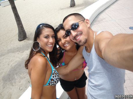 Perfekte babes Jessi Foster og Keira Fox får deres twats fyldt med en pik