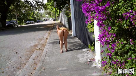 金髮美國美女 Carmen Caliente 在後院與男孩發生性關係