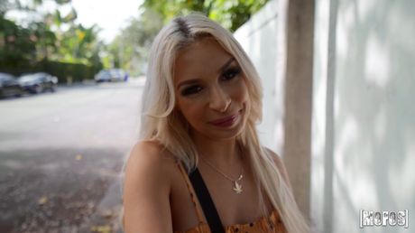 金髮美國美女 Carmen Caliente 在後院與男孩發生性關係