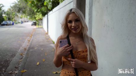 金髮美國美女 Carmen Caliente 在後院與男孩發生性關係