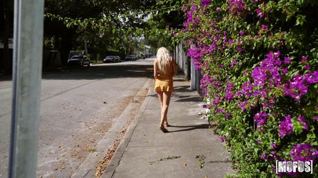 金髮美國美女 Carmen Caliente 在後院與男孩發生性關係