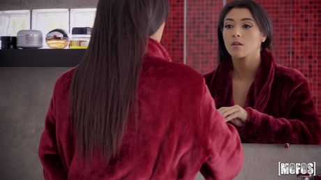 黑髮美國美女布魯克林·格雷在淋浴時被大雞巴塞滿陰道