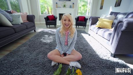 Blond amerikansk babe Carmen Callaway har sex med en fyr på en sofa