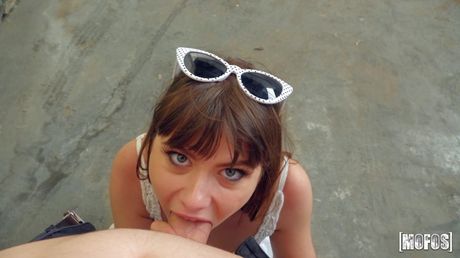 天使のようなフランス美女ルナ・リヴァルがソファでオマンコを舐められチンポを突っ込まれる