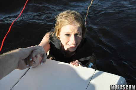 金髪のアメリカ人人形アヴリル・ホールはボートの上で彼女の猫を舐められ、チンポを犯される