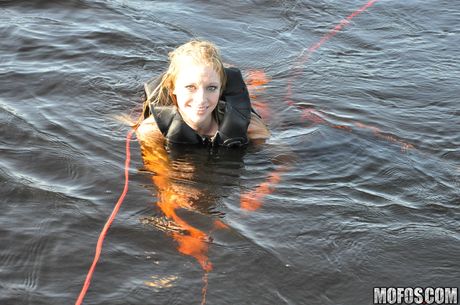 金髪のアメリカ人人形アヴリル・ホールはボートの上で彼女の猫を舐められ、チンポを犯される