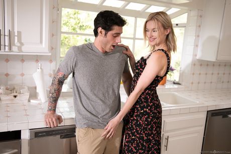 Blonde american mom Lindsey Lakes exposes her amazing melons and gets fucked in the kitchen