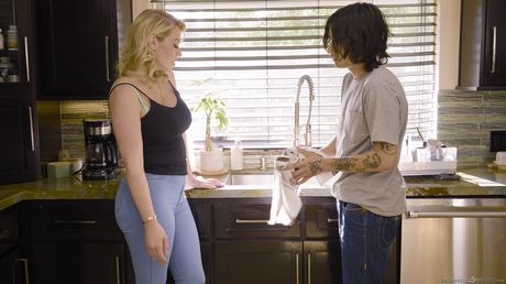 迷人的美國金髮女郎 Rachael Cavalli 被人操弄她那令人驚嘆的大胸部和陰戶