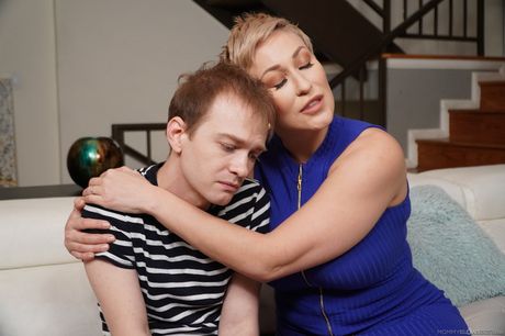 金髪のアメリカ人ママ、ライアン・キーリーは、オマンコに入れられた後にチンポをしゃぶる