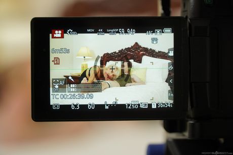 Maxim Law 的陰部被舔，大奶被射精