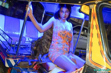 Asiatisk sød Somsom får sin fisse slikket før en vaginal knepping