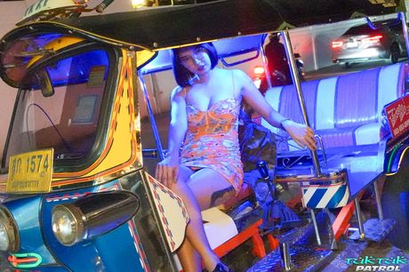 Asiatisk sød Somsom får sin fisse slikket før en vaginal knepping