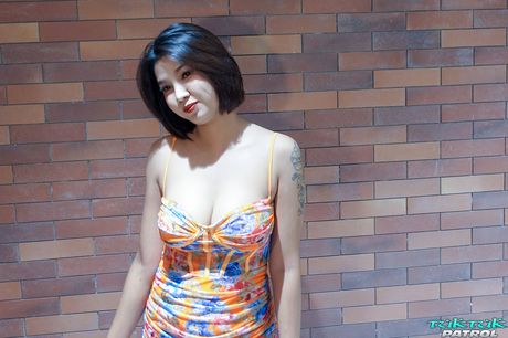 Asiatisk sød Somsom får sin fisse slikket før en vaginal knepping