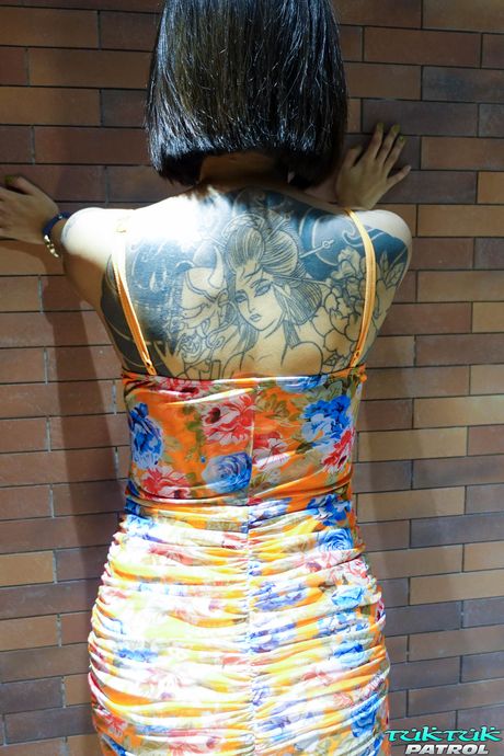 Asiatisk sød Somsom får sin fisse slikket før en vaginal knepping