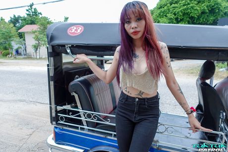 Asiatisk skønhed MJ blotter sin krop før en fingerfuck