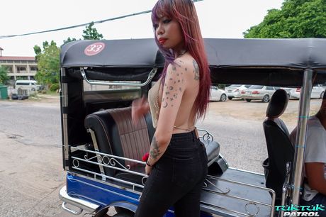 Asiatisk skønhed MJ blotter sin krop før en fingerfuck