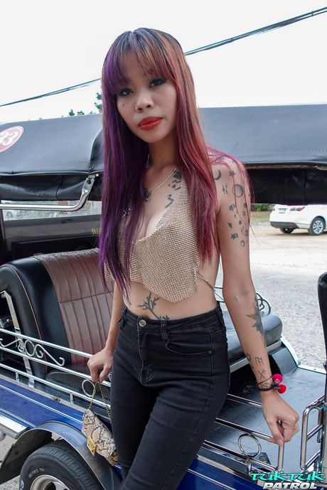 Asiatisk skønhed MJ blotter sin krop før en fingerfuck