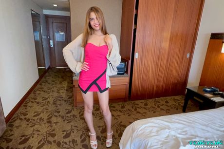 Den asiatiske skønhed Fa E bliver nøgen, før hun har sex i sengen