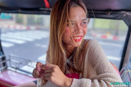 Den asiatiske skønhed Fa E bliver nøgen, før hun har sex i sengen