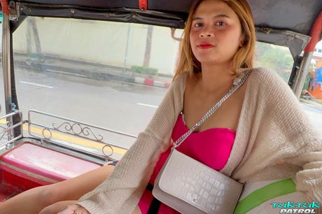 Den asiatiske skønhed Fa E bliver nøgen, før hun har sex i sengen