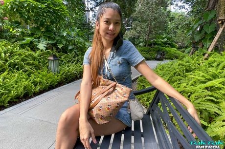 Asiatisk babe Pang B får sin behårede fisse kneppet af en liderlig fyr