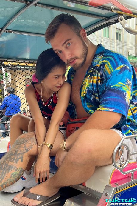 Asiatisk skønhed Alina Kim får sin fisse slikket ud og kneppet hårdt