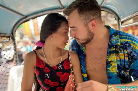 Asiatisk skønhed Alina Kim får sin fisse slikket ud og kneppet hårdt