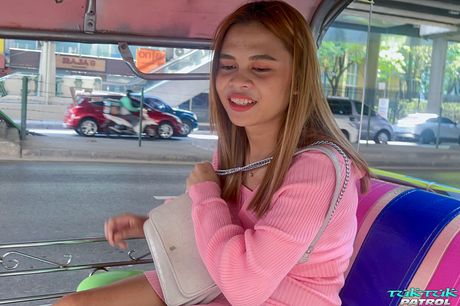 Brunøjede Fah er en sexet asiatisk babe, der elsker at få sin fisse fyldt