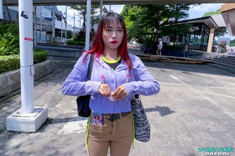 Den asiatiske skønhed Ben bliver nøgen, før han har sex med en stor pik