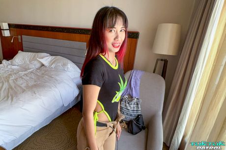 Den asiatiske skønhed Ben bliver nøgen, før han har sex med en stor pik