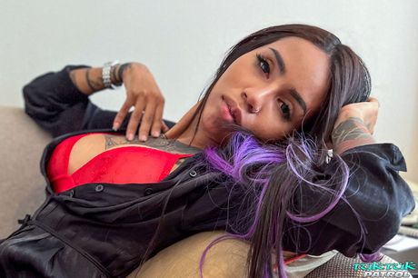 Tatoveringsdækket babe Sara B fremhæver sine store bryster og bliver creampied efter et lækkert fuck