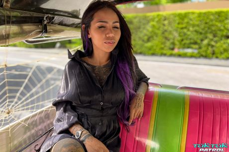 Tatoveringsdækket babe Sara B fremhæver sine store bryster og bliver creampied efter et lækkert fuck