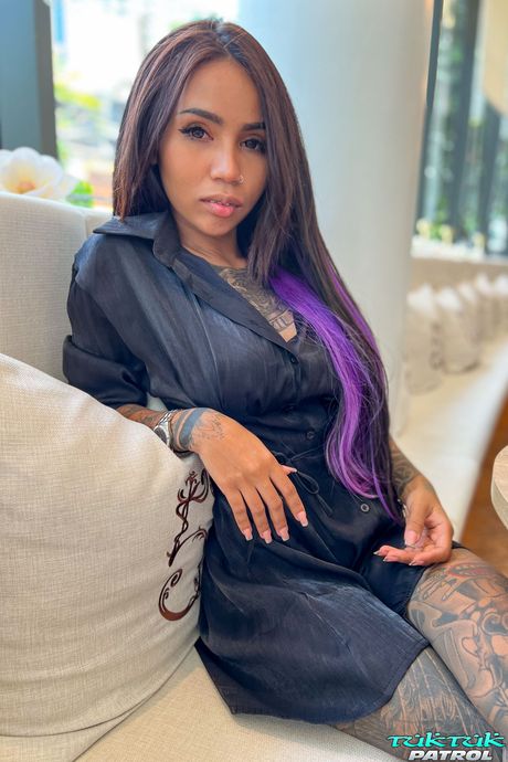 Tatoveringsdækket babe Sara B fremhæver sine store bryster og bliver creampied efter et lækkert fuck