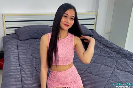 Asiatisk skønhed Earn tager en sæd i ansigtet efter en fuck