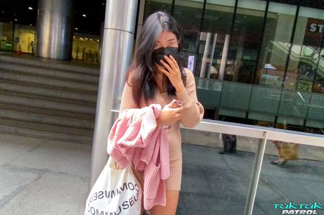 Asiatisk skønhed Jenny B tager en sæd på sine bryster efter et fuck