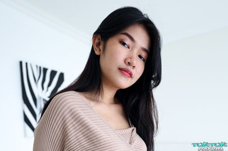 Asiatisk skønhed Jenny B tager en sæd på sine bryster efter et fuck