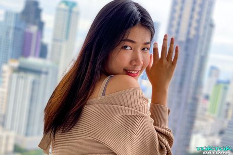 Asiatisk skønhed Jenny B tager en sæd på sine bryster efter et fuck